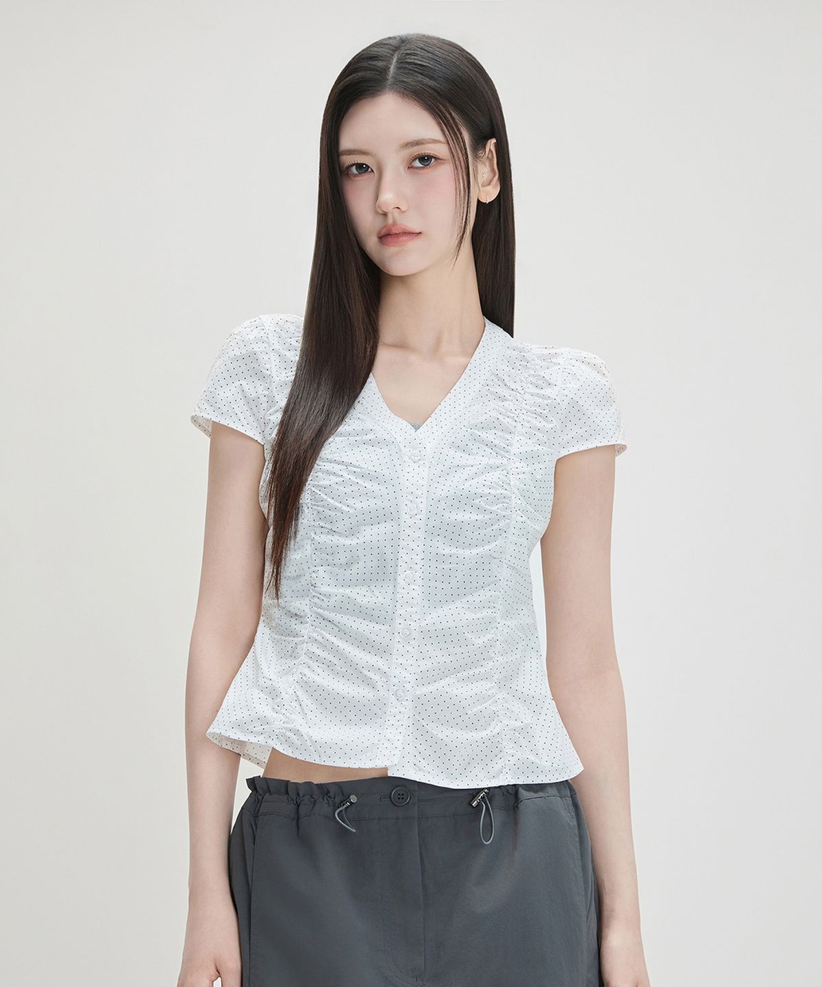 미쏘(MIXXO) V넥 도트 셔링 블라우스_MIWYAG618G