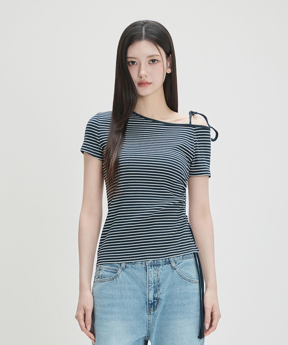 미쏘(MIXXO) 원숄더 반팔 티셔츠_MIWHWG603A