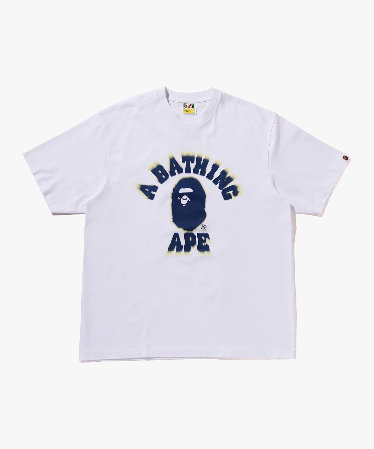 베이프(BAPE) 스프레이 콜리지 릴렉스드 핏 티셔츠(M) WHITE