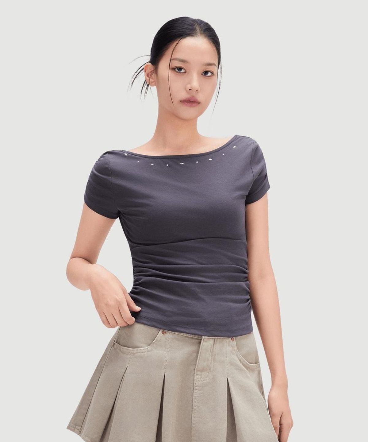 미쏘(MIXXO) 스터드 셔링 반팔 티셔츠_MIWHWG749A