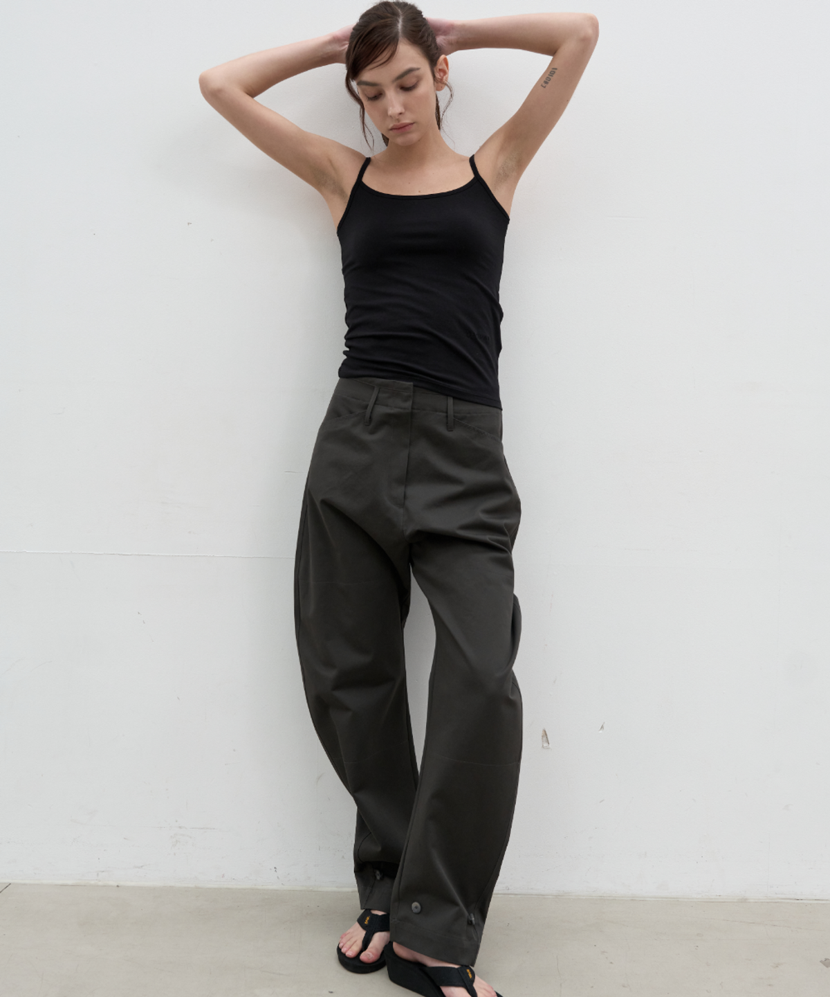 서란(SEORAN) Curved Chino Pants_Chacoal