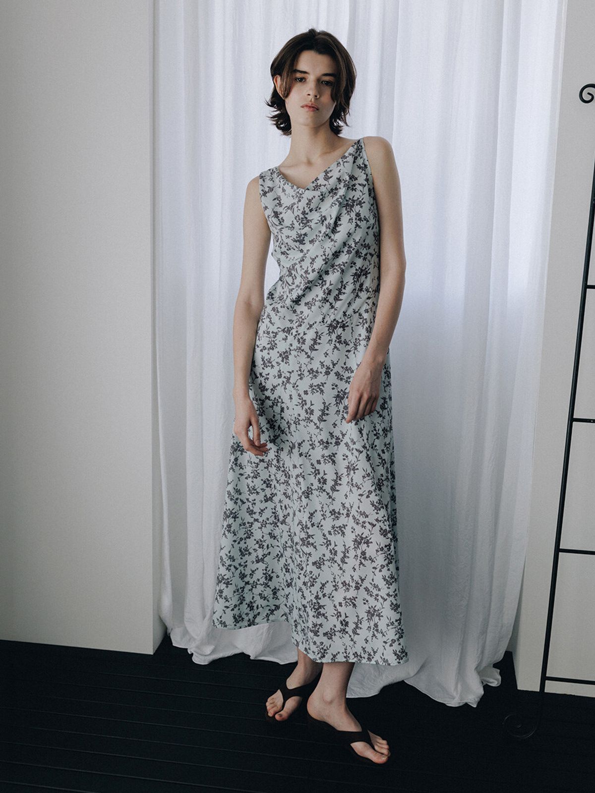 루에브르(LOEUVRE) Asymmetric Cowl Sleeveless Flower Dress SS6MO792-LC