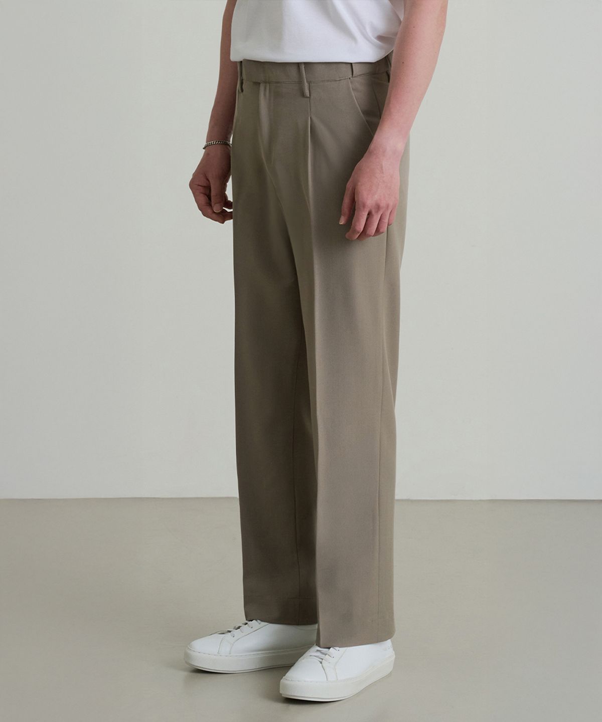 크레드먼스(CREEDMENS) 원턱 히든 밴딩 세미와이드 슬랙스 (MOCHA BEIGE)