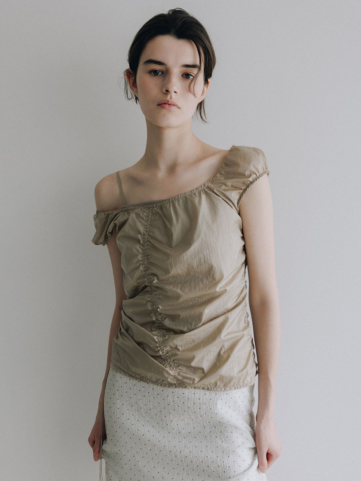 루에브르(LOEUVRE) Asymmetric Shirring Off-Shoulder Top SW6MB728_2color