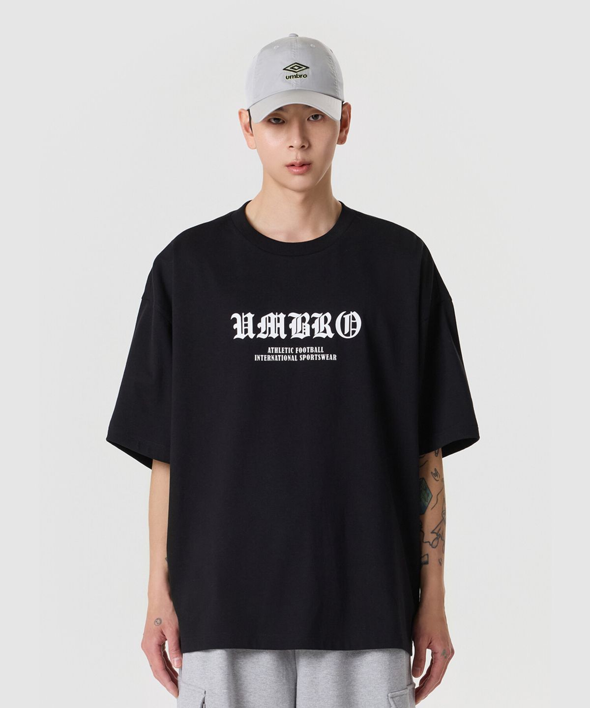 엄브로(UMBRO) 90 타이포 맥스핏 그래픽 반팔 티셔츠 블랙 UR321CRS75