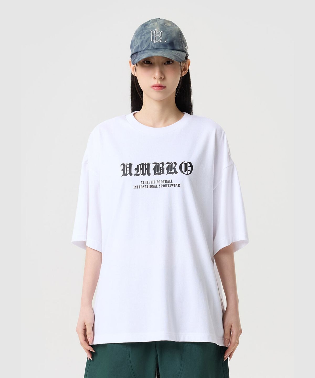 엄브로(UMBRO) 90 타이포 맥스핏 그래픽 반팔 티셔츠 화이트 UR321CRS75