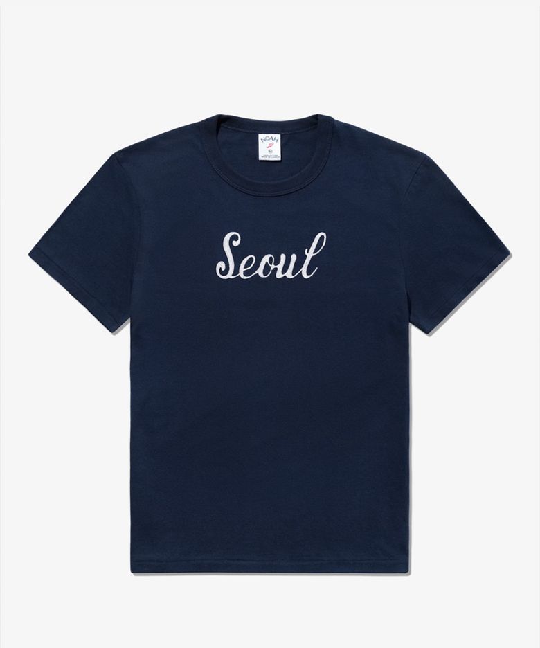 (U) 체인스티치 샵 티 서울 SHOP TEE CHAINSTITCH EMBROIDERY JAMES TEE -SEOUL NAVY