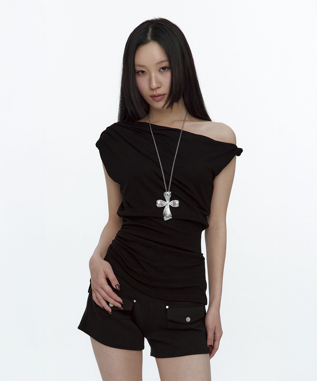 러프넥(ROUGHNECK) Twist Strap Shirring Top Black