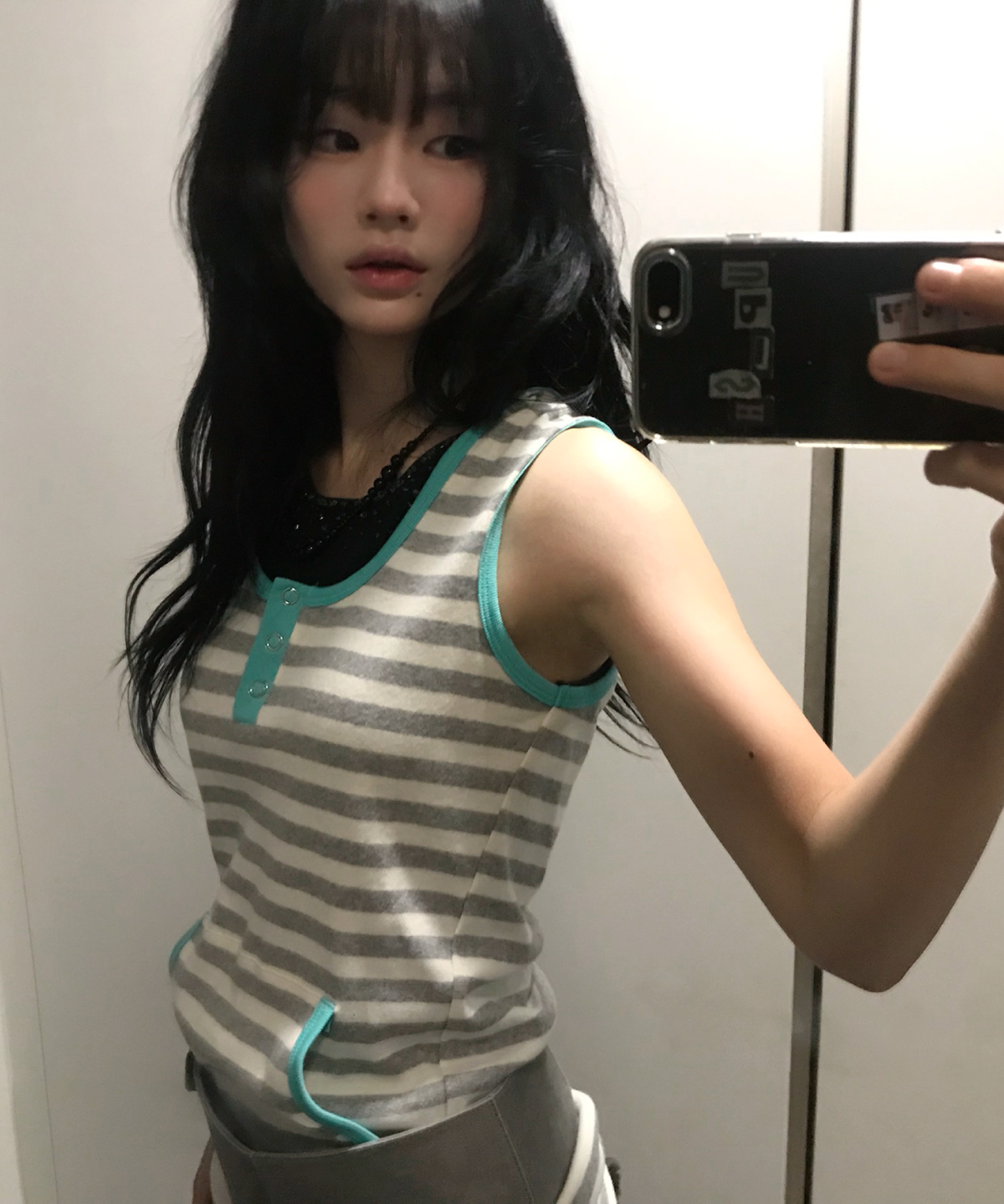 잇자바이브(ITZAVIBE) STRIPE HENLEY HOOD SLEEVELESS - GRAY