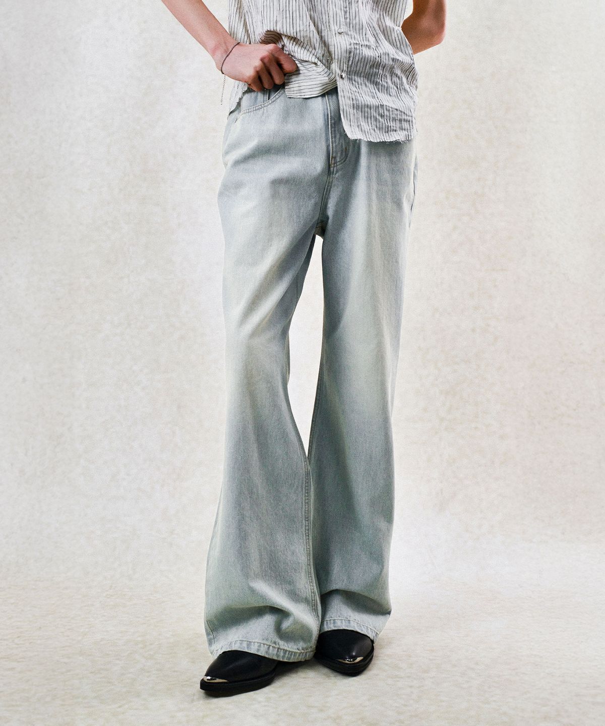 베른(VERN) LIGHT WASHED FLARE DENIM (LIGHT BLUE)