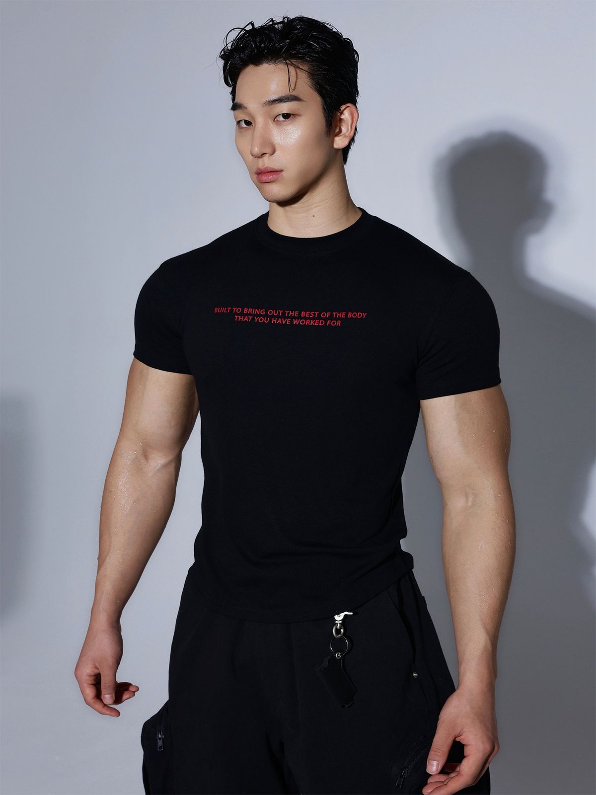 핸틀(HENTLE) 바디 시그니처핏 티셔츠 블랙(딥레드 로고)