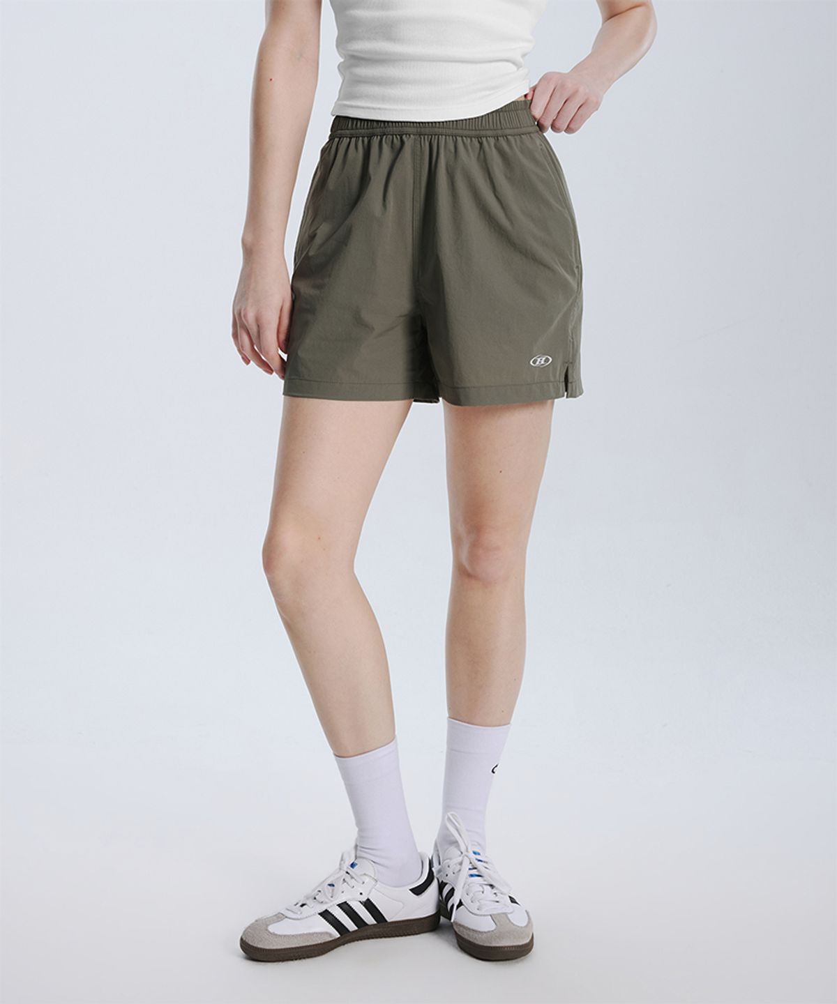 본투윈(BORN TO WIN) W SYMBOL B ESSENTIAL ACTIVE SHORTS [KHAKI]