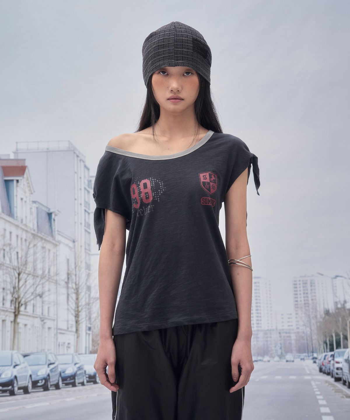 솜속(SOMSOC) RICO EMBLEM TIED TOP_CHARCOAL