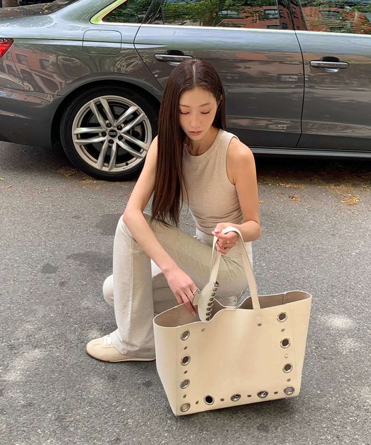 히어리(HEEARI) [효인X히어리]헤이즈 아일렛 레더 빅 백_아이보리