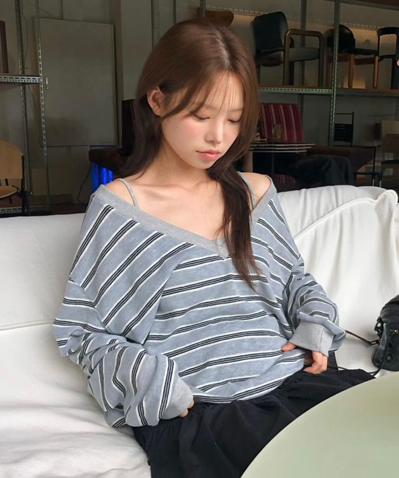 딥 브이 스트라이프 썸머 니트 그레이