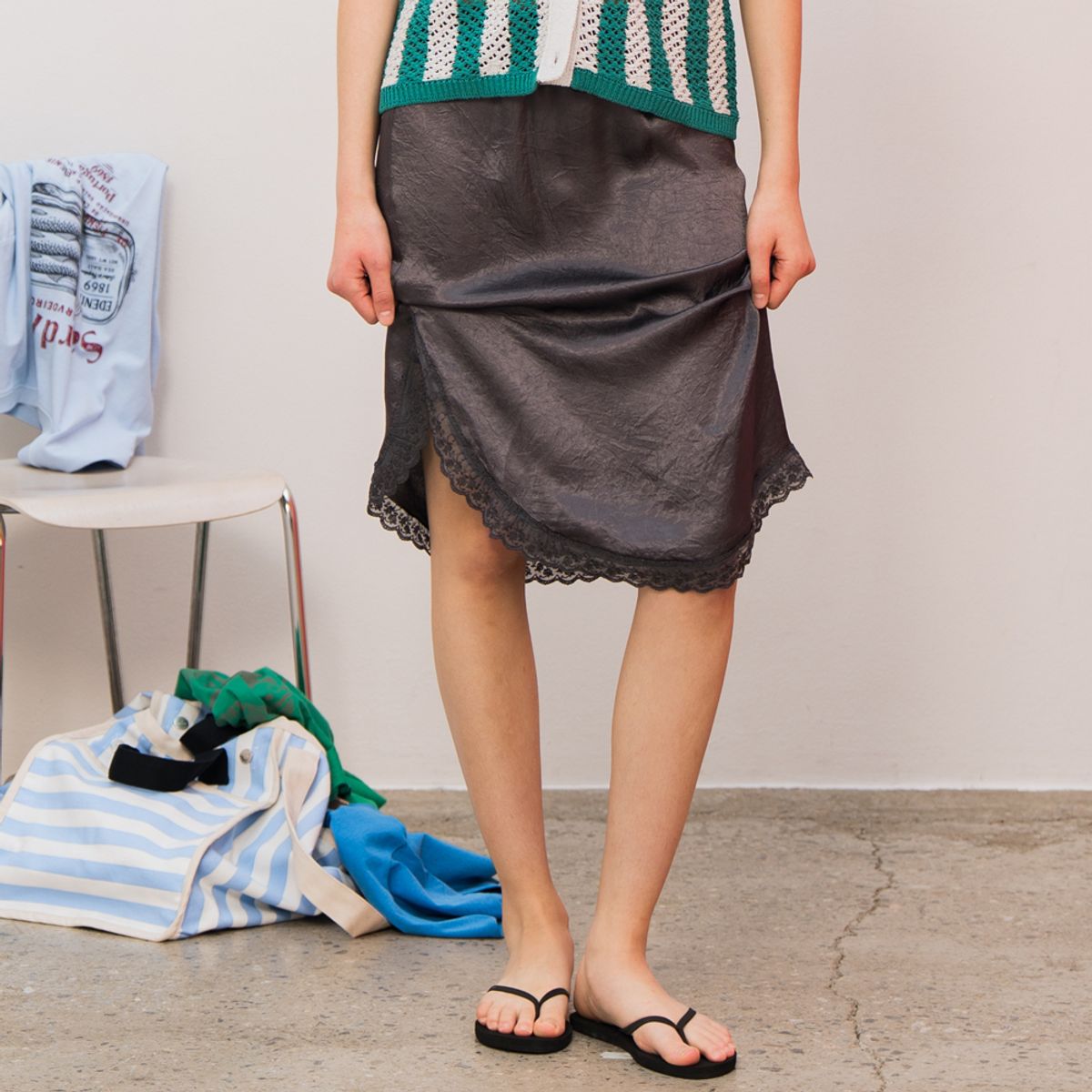 에데닉(EDENIK) 샤틴 레이스 스커트_차콜그레이