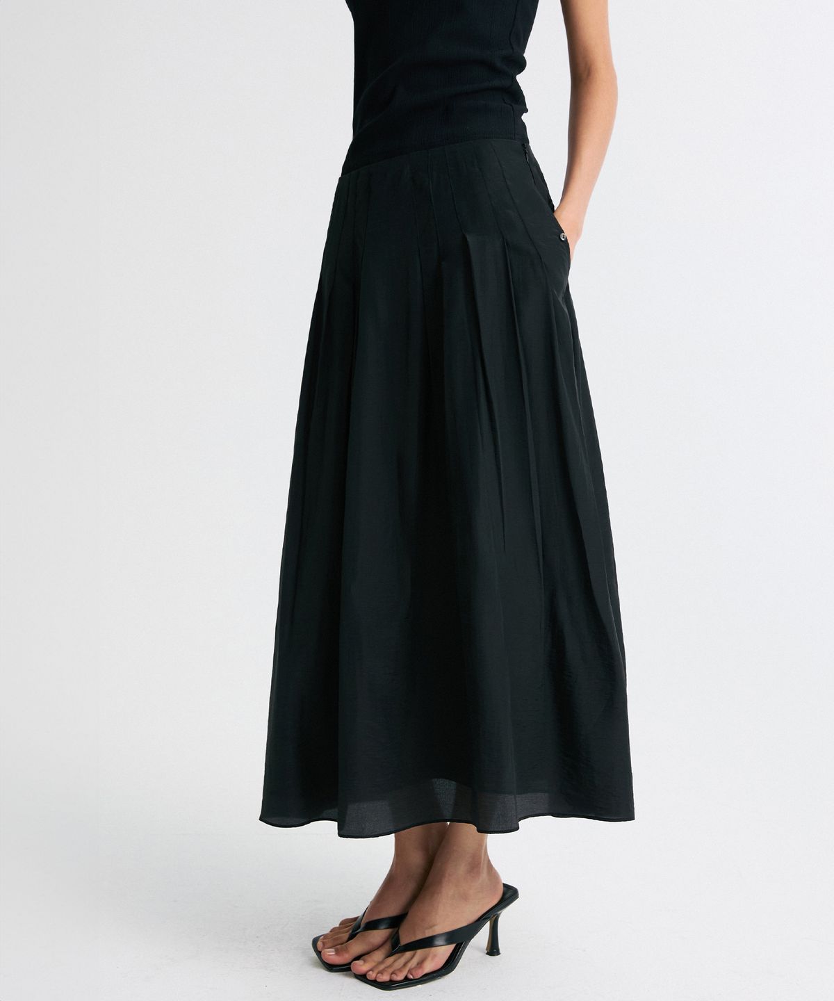 리이(RE RHEE) FRONT-TUCK SILKY PLEATED SKIRT