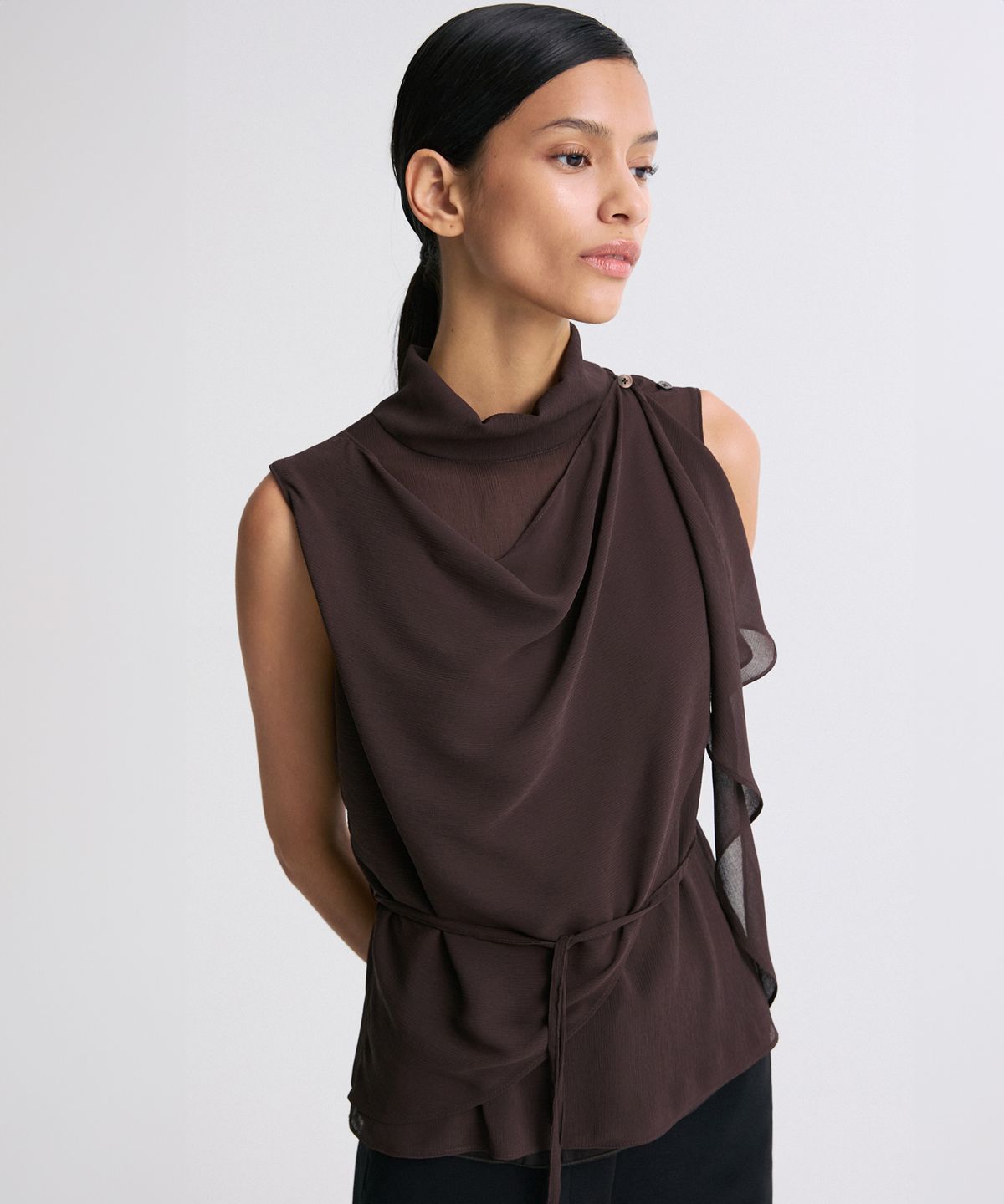 리이(RE RHEE) BELTED DRAPED SLEEVELESS BLOUSE