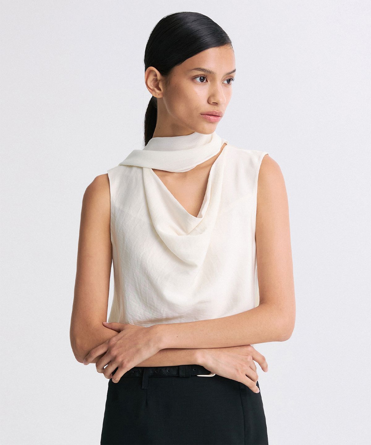 리이(RE RHEE) SCARF-NECK DRAPED SLEEVELESS BLOUSE