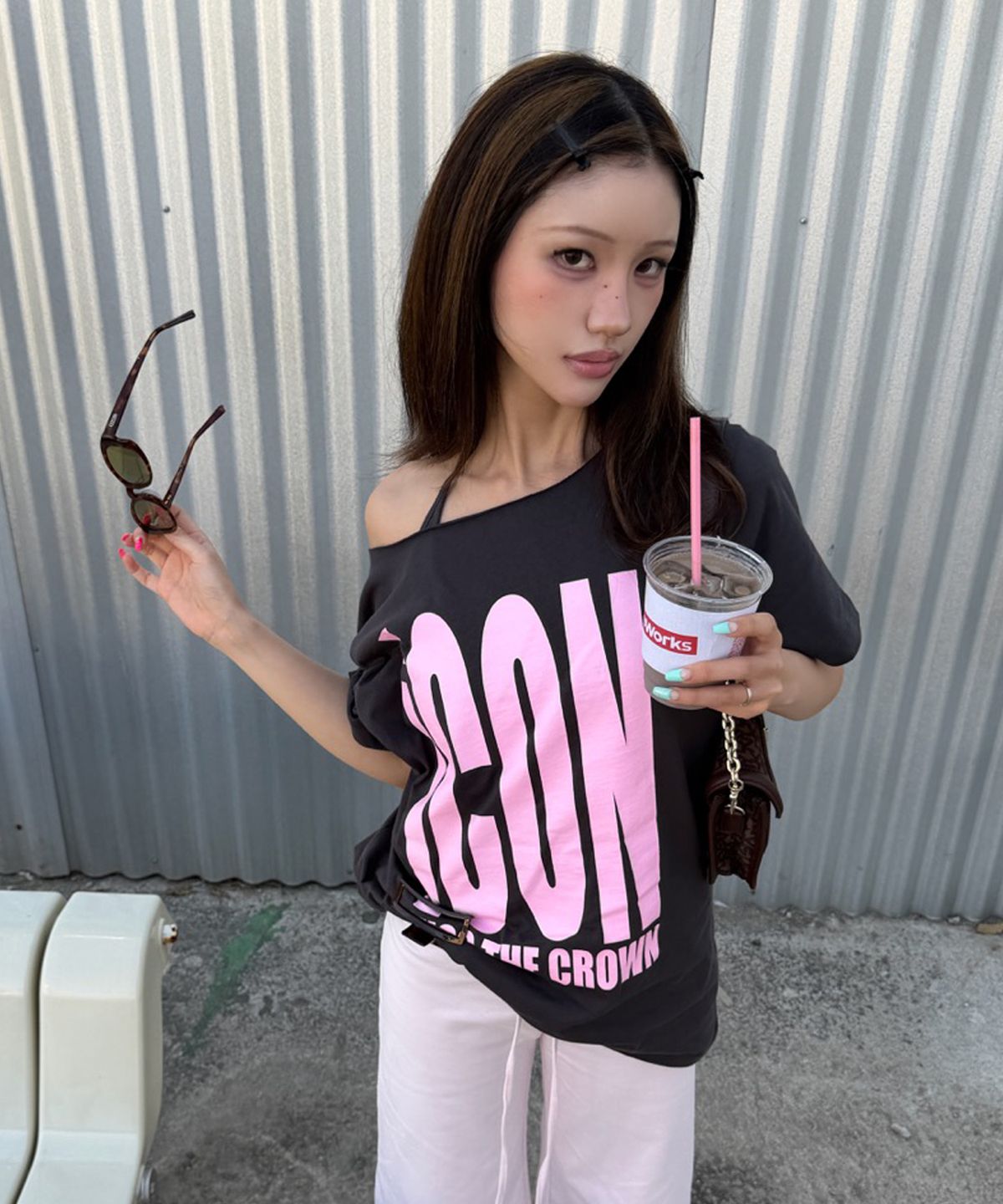 라티젠(LARTIGENT) QUEEN ONE-SHOULDER T-SHIRT(CHARCOAL)
