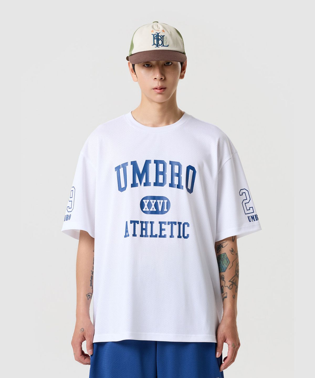 엄브로(UMBRO) 챈트 메쉬 그래픽 로고 반팔 티셔츠 화이트 UR321CRS74