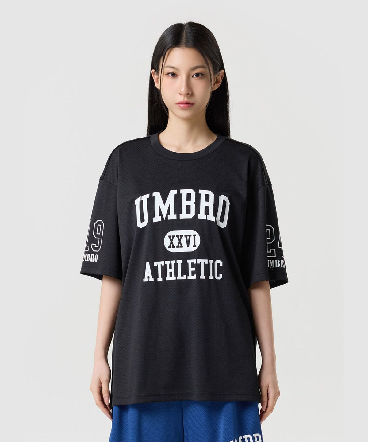 엄브로(UMBRO) 챈트 메쉬 그래픽 로고 반팔 티셔츠 블랙 UR321CRS74