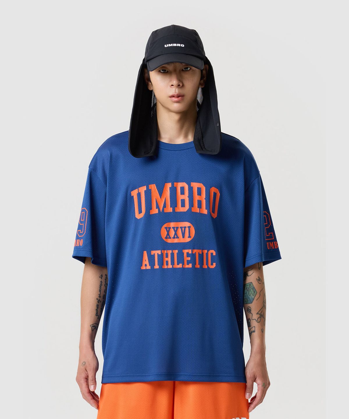 엄브로(UMBRO) 챈트 메쉬 그래픽 로고 반팔 티셔츠 블루 UR321CRS74