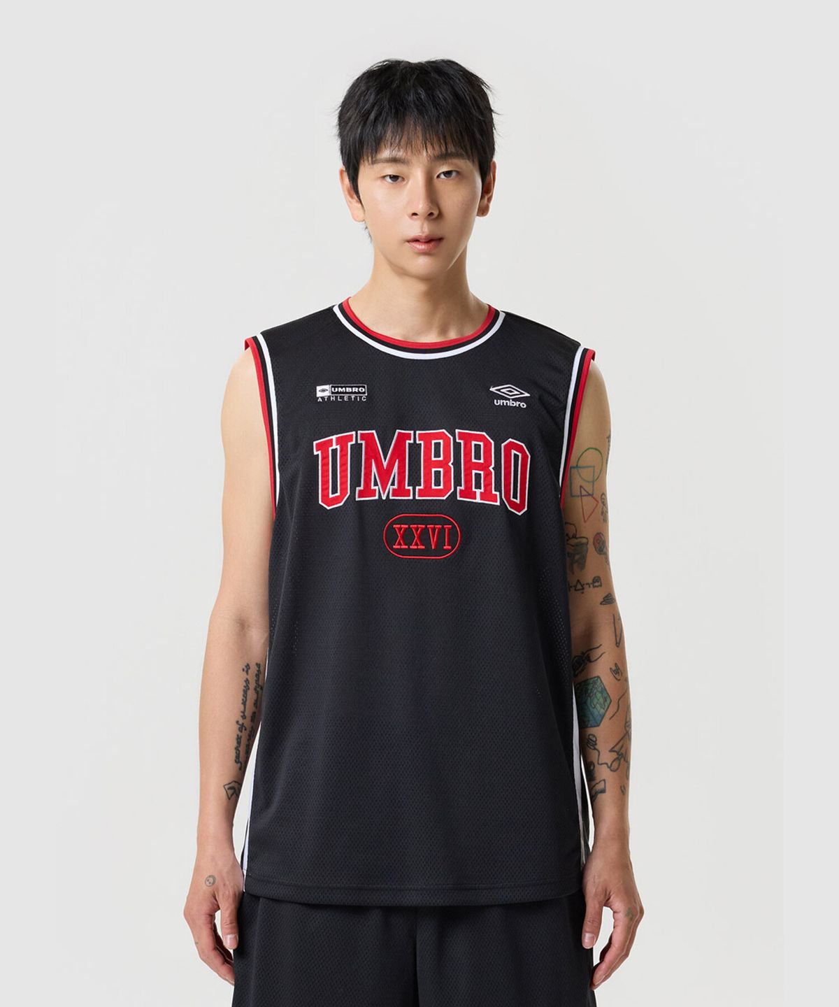 엄브로(UMBRO) 챈트 메쉬 그래픽 로고 슬리브리스 티셔츠 블랙 UR324CSL72