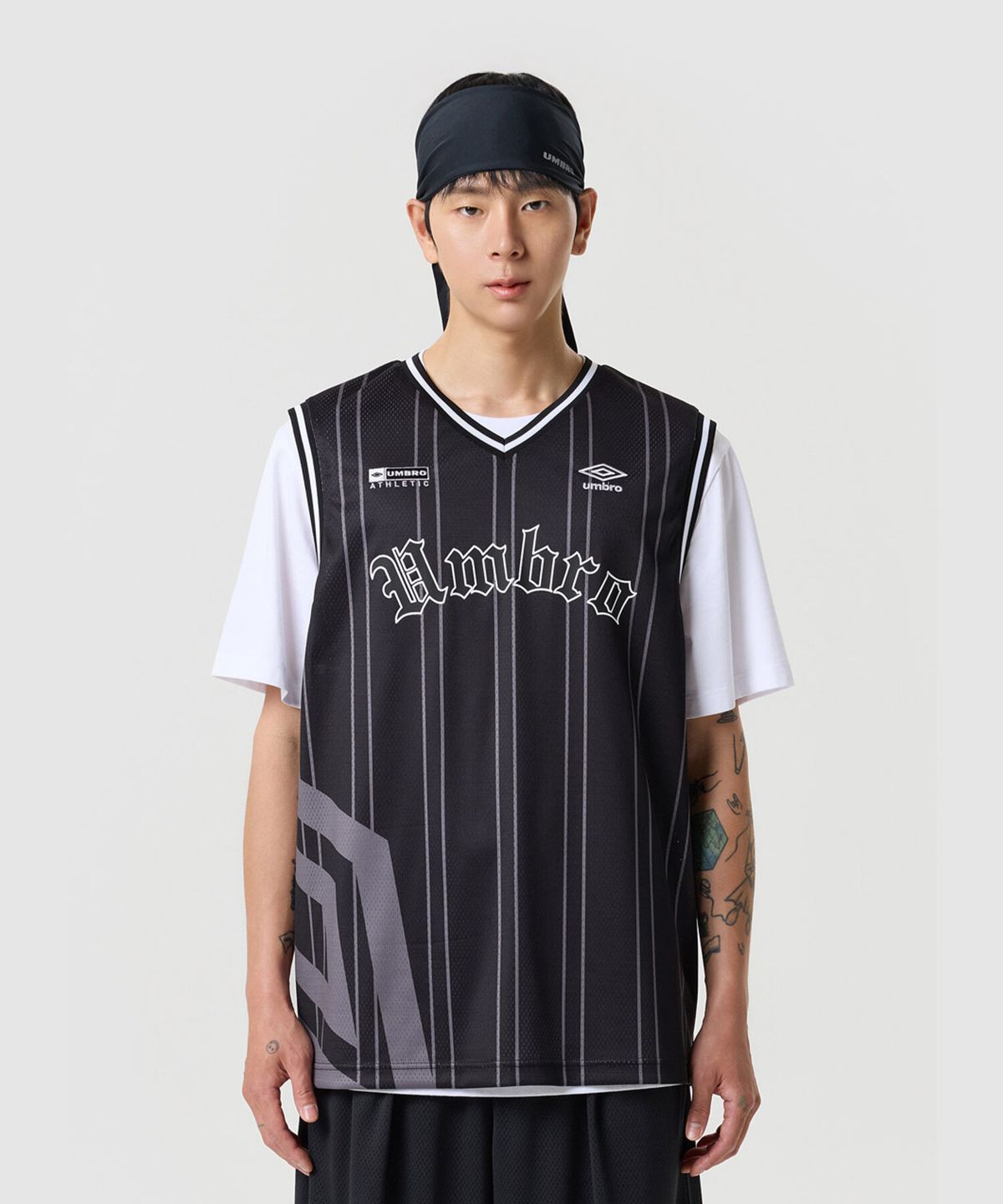 엄브로(UMBRO) 챈트 메쉬 그래픽 스프라이프 슬리브리스 티셔츠 블랙 UR321CSL71