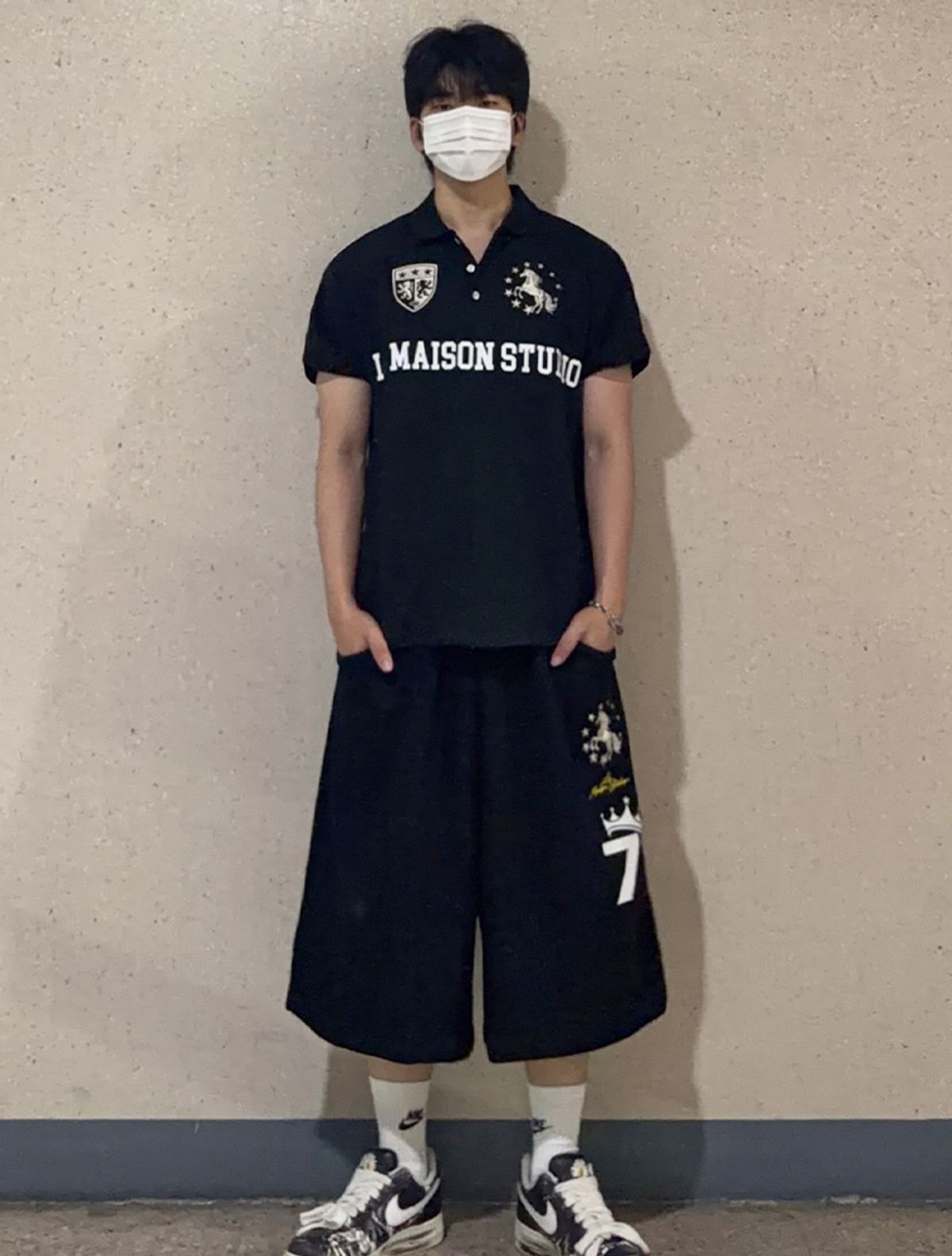 라 메종 스튜디오(LA MAISON STUDIO) STAR HORSE BERMUDA SHORTS BLACK(FCG2PT817M)