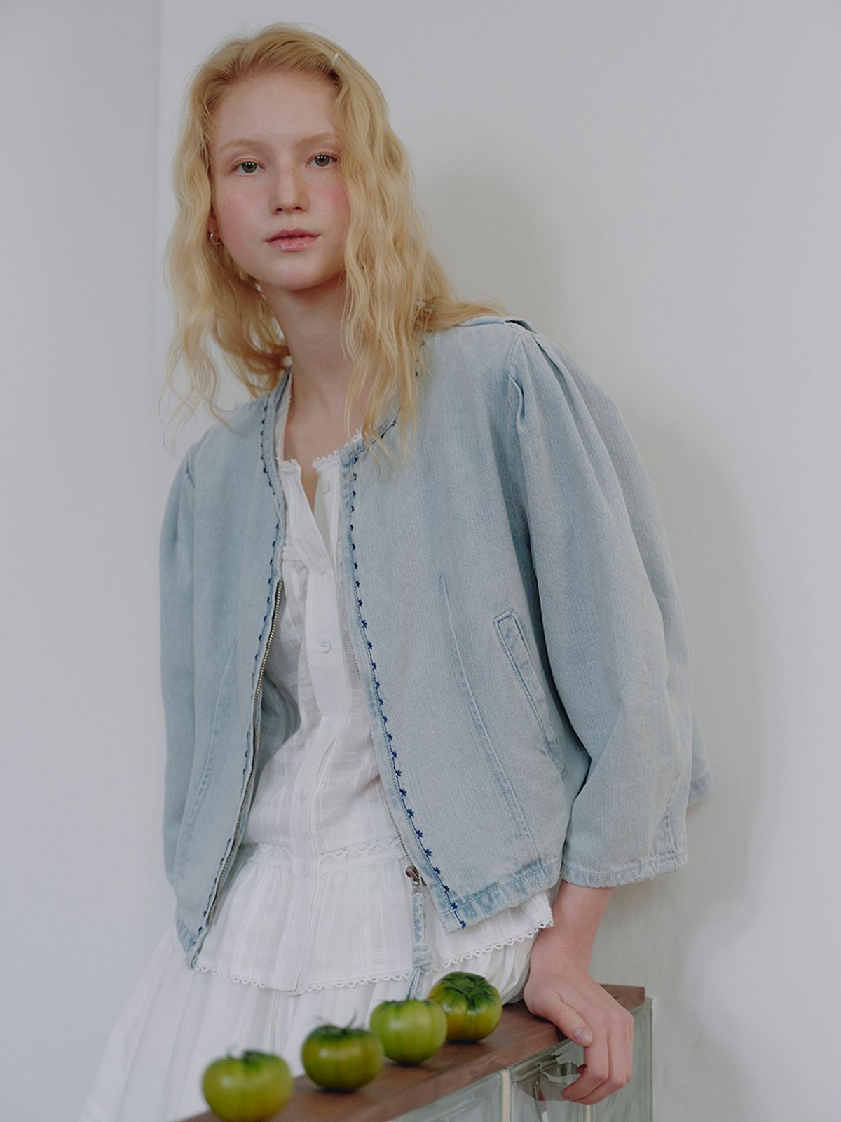 뮈뮈에르(MUEMUER) Volume Sleeve Embroidered Denim Jacket MU2634JK307M