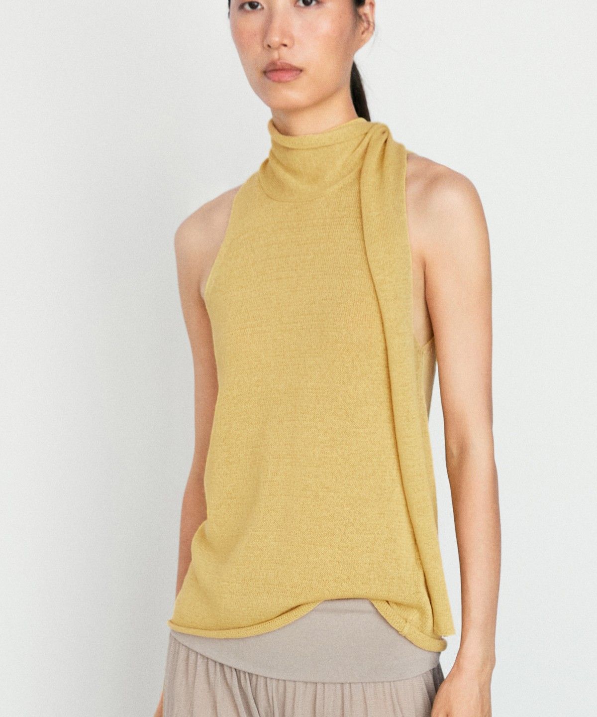 마시모두띠(MASSIMO DUTTI) 린넨 블렌드 홀터넥 타이 탑