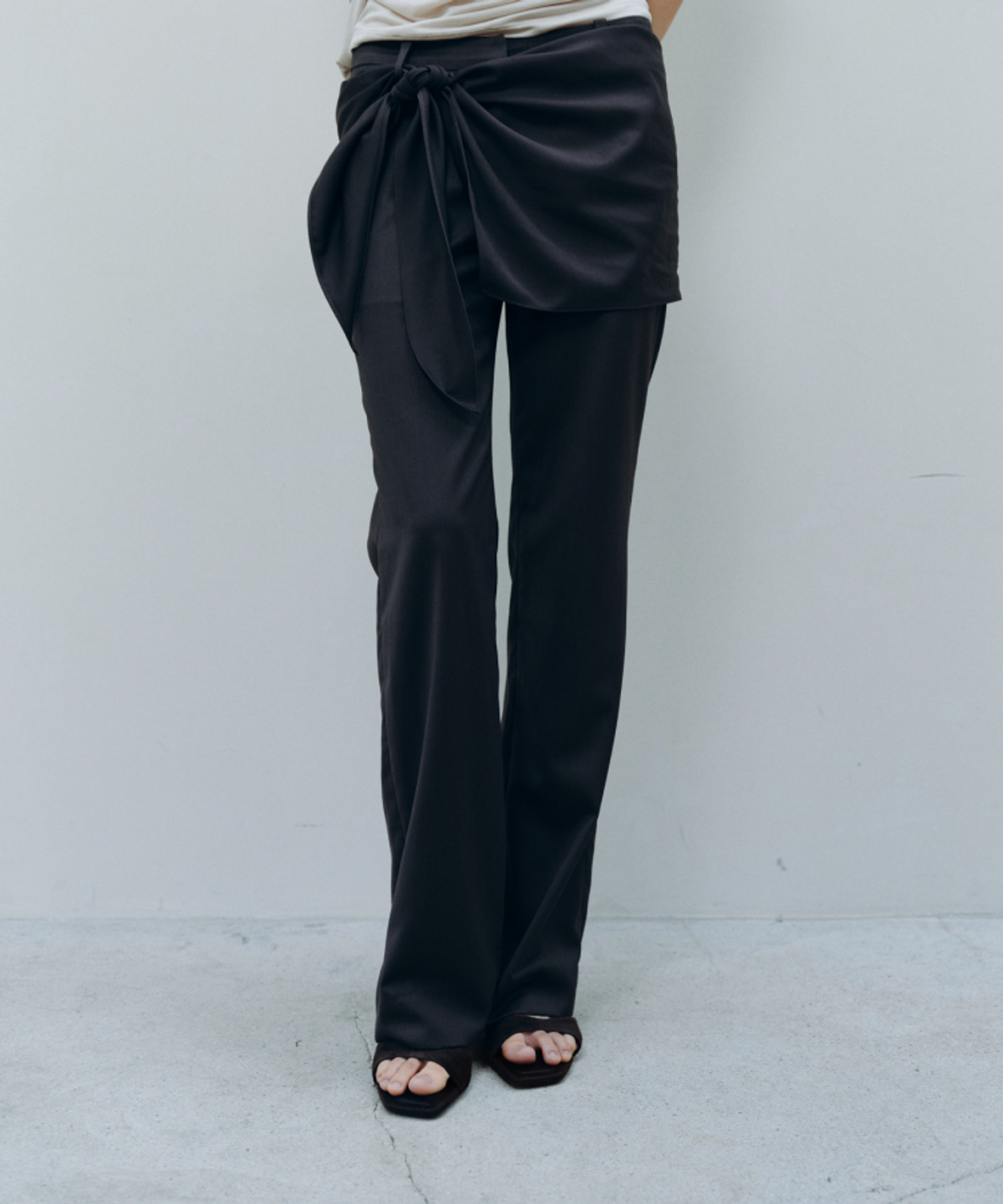 카셀(CACELE) LOW-RISE BOOTS CUT LAP PANTS, CHARCOAL