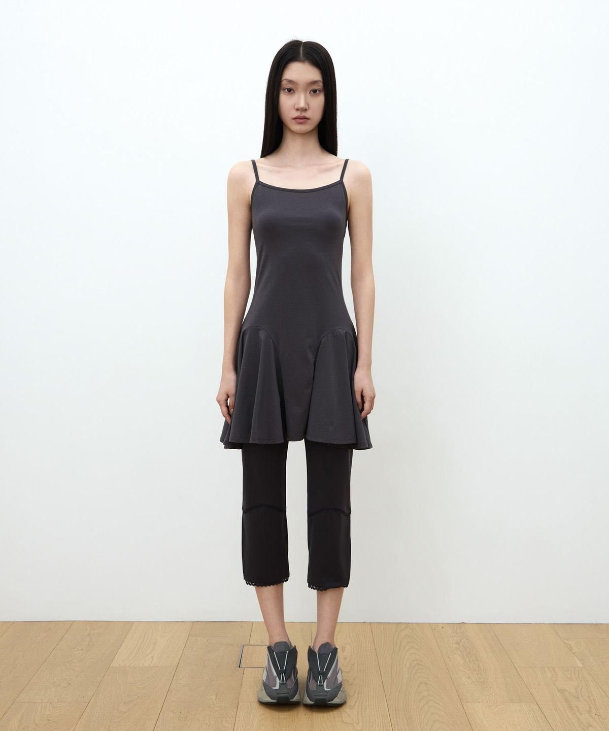 오호스(OJOS) Back Strap Flare Dress / Charcoal