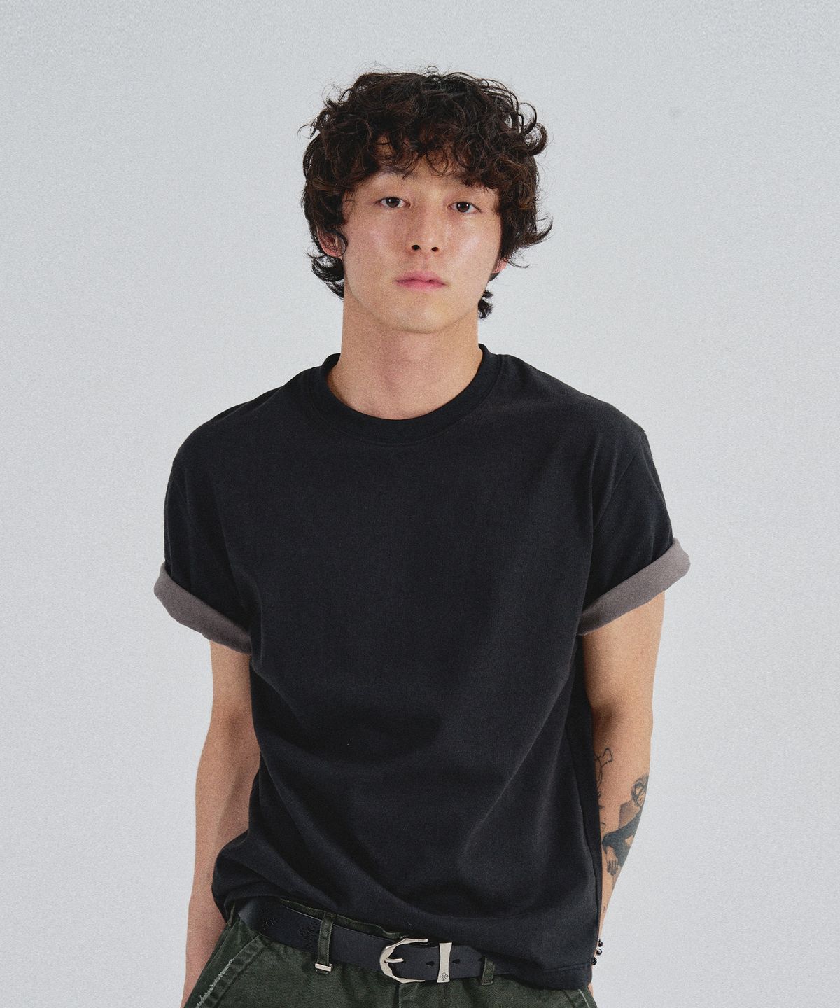 슬로우애시드(SLOWACID) SA REFINED FLIP-CUFF SEMI-CROP TEE [BLACK]
