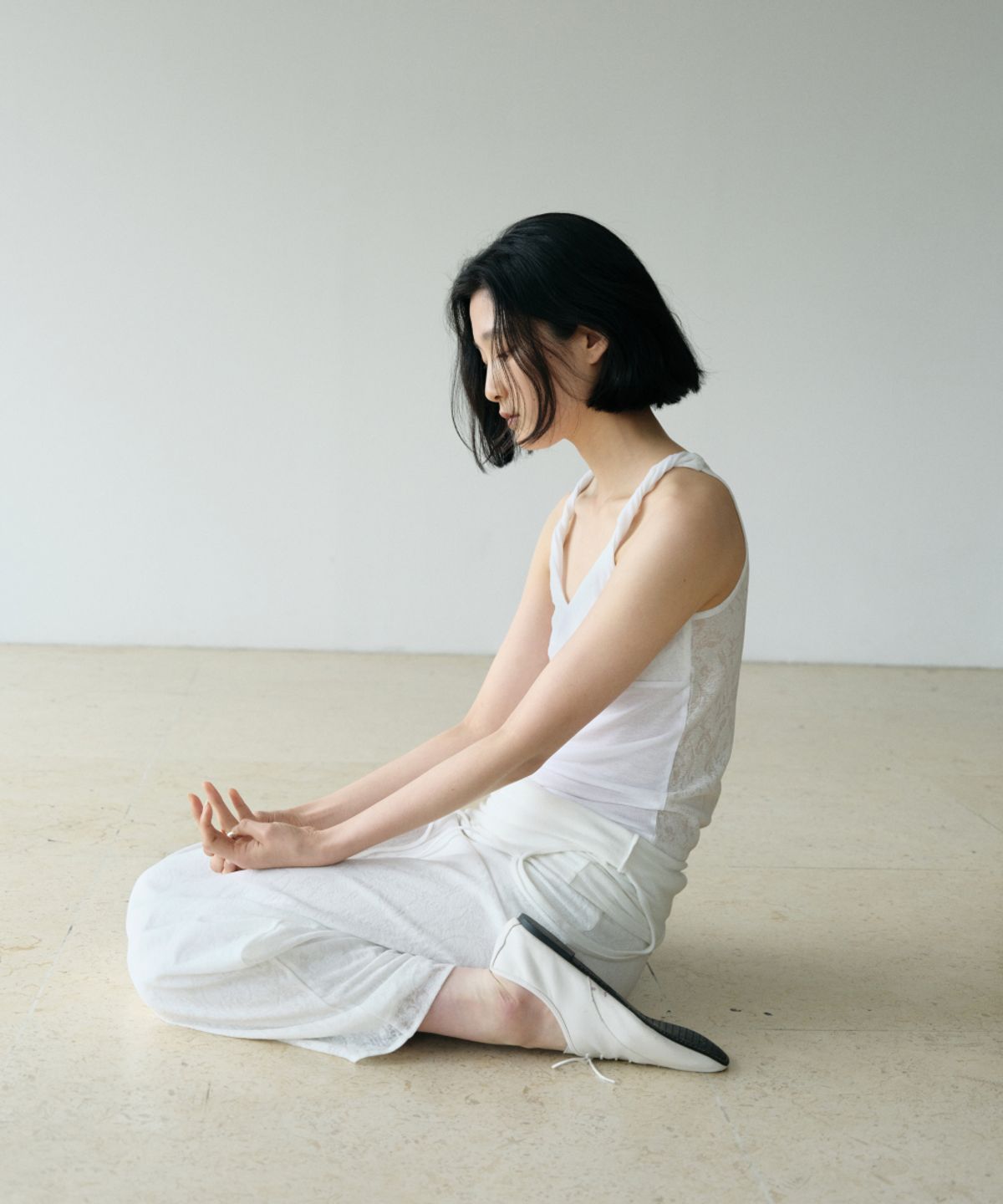로우타이드(LOW TIDE) FLORAL TWIST SLEEVELESS TOP [WHITE]