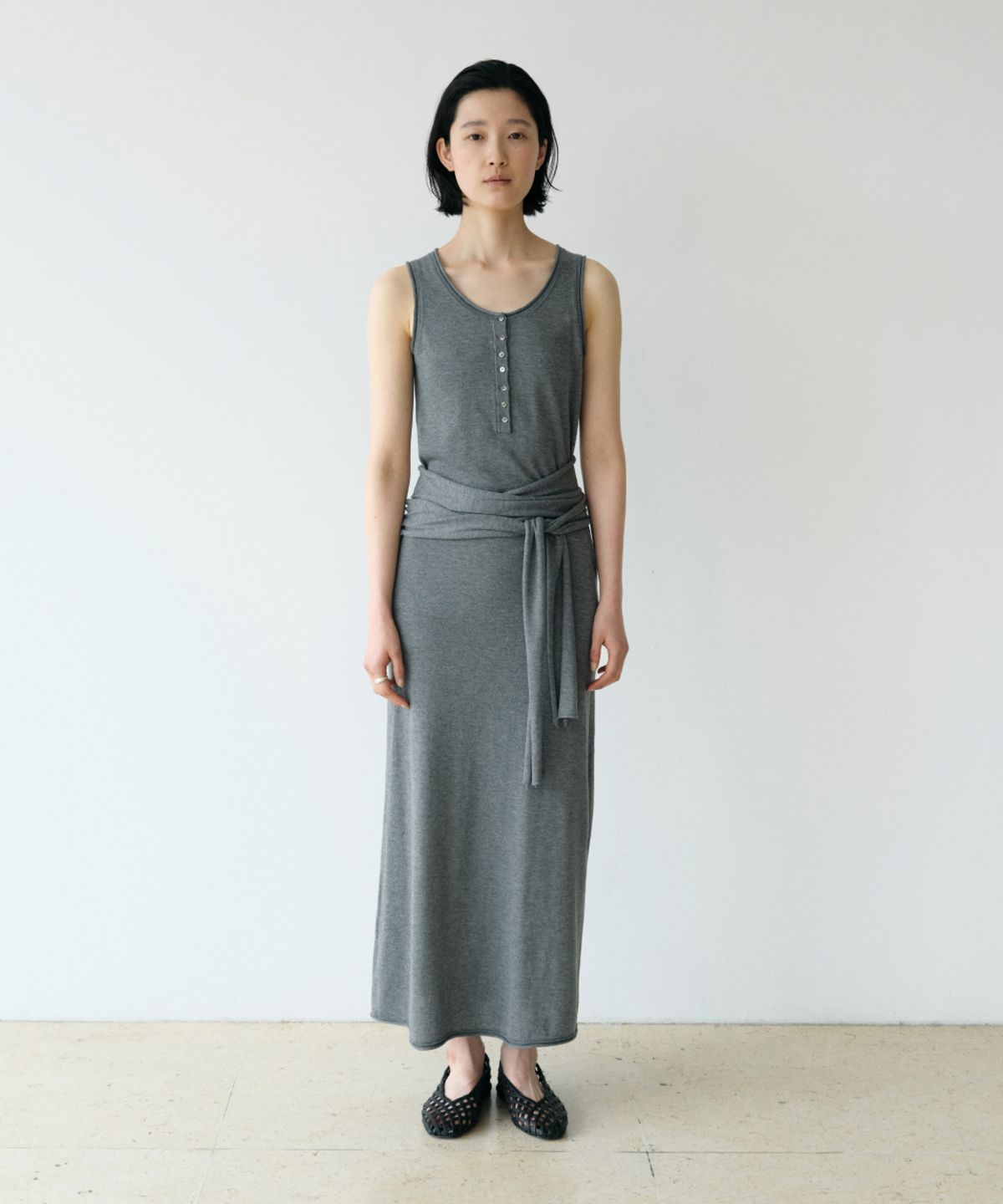로우타이드(LOW TIDE) HENLEY NECK WRAP KNIT DRESS [GREY]