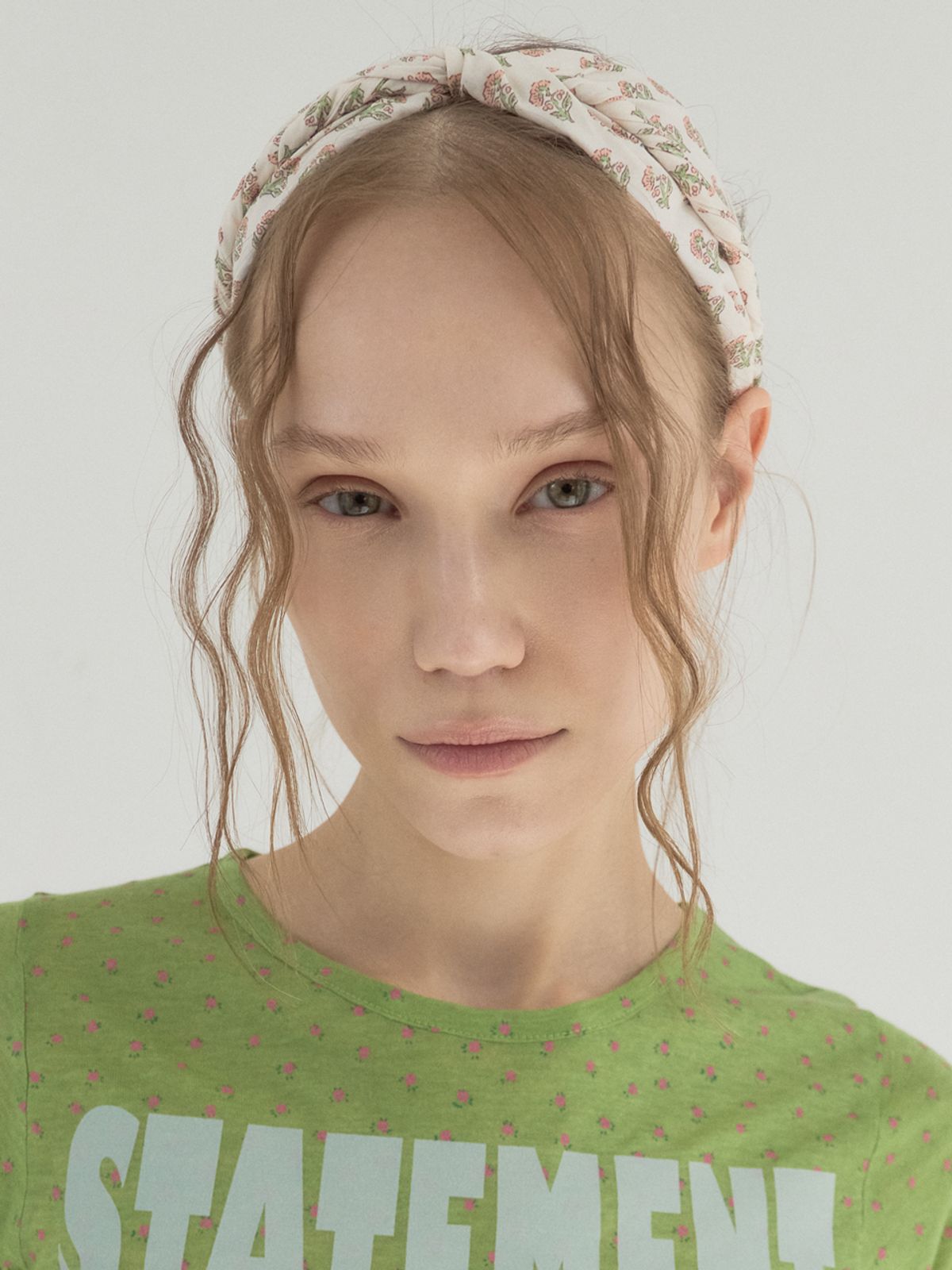 쏘리, 투 머치 러브(SORRY, TOO MUCH LOVE) Twisted Garden Breeze Hairband_White