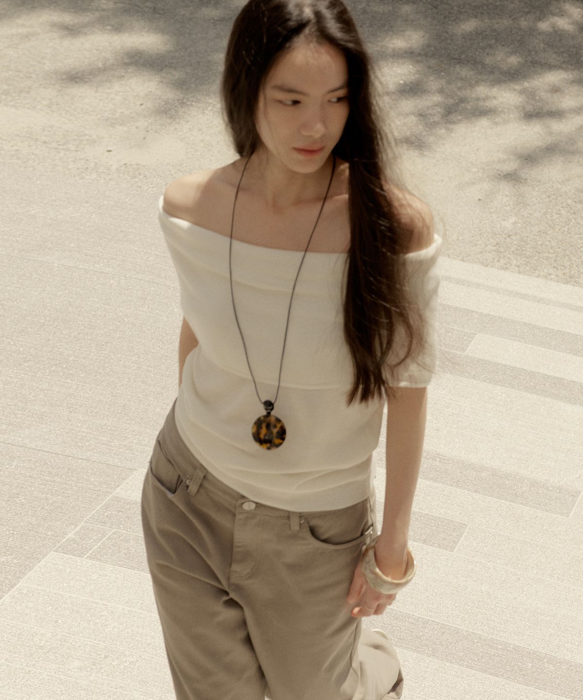 노이어 포 우먼(NOIRER FOR WOMAN) 린넨 오프숄더 니트 (린넨크림)