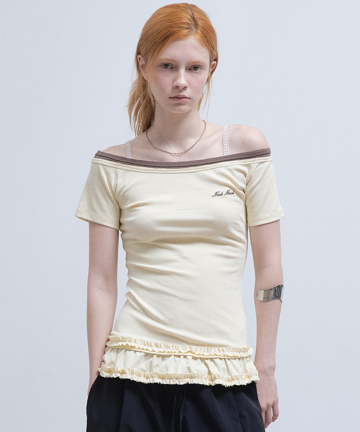 닉앤니콜(NICK&NICOLE) OFF-SHOULDER FRILL HALF TOP_CREAM