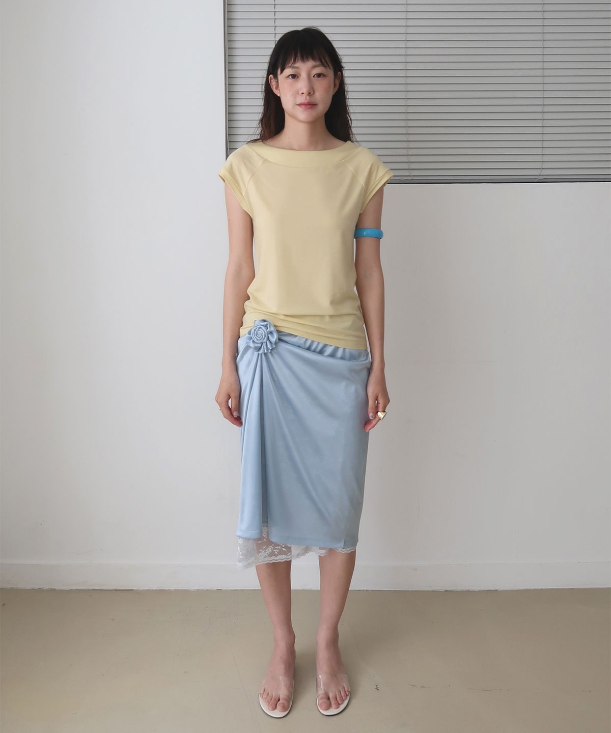 마조네(MA JOURNEE) SATIN MIDI BANDING SKIRT_SKY