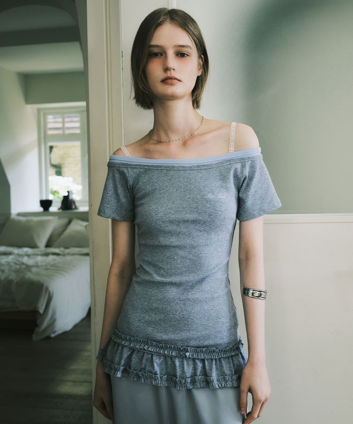 닉앤니콜(NICK&NICOLE) OFF-SHOULDER FRILL HALF TOP_GRAY