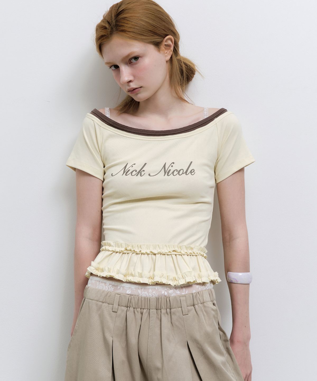 닉앤니콜(NICK&NICOLE) OFF-SHOULDER FRILL CROP TOP_CREAM