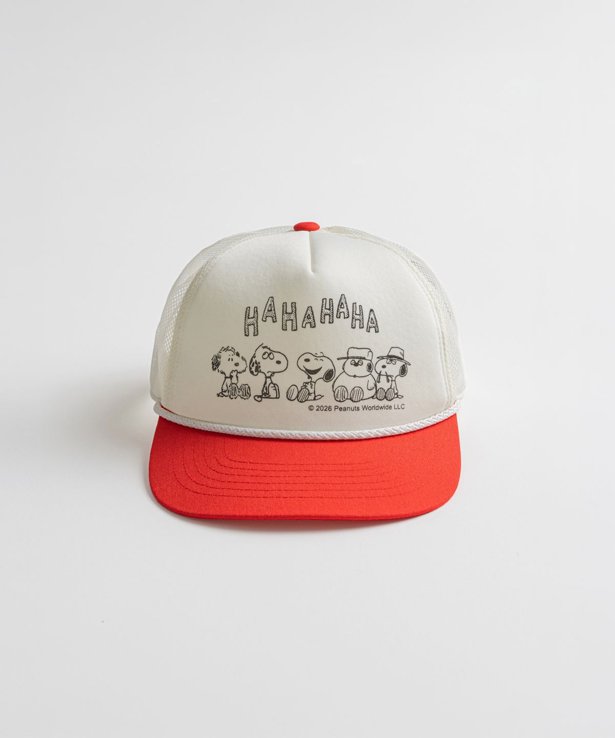 비헤비어(BEHEAVYER) [x PEANUTS] SNOOPY & HIS SIBLINGS ROPE TRUCKER CAP oatmeal/red