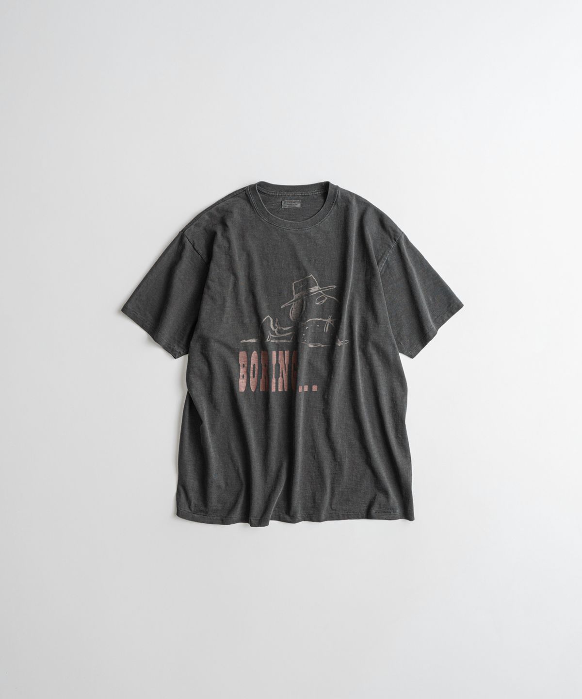 비헤비어(BEHEAVYER) [x PEANUTS] SPIKE GRAPHIC TUBLAR T-SHIRTS dust black