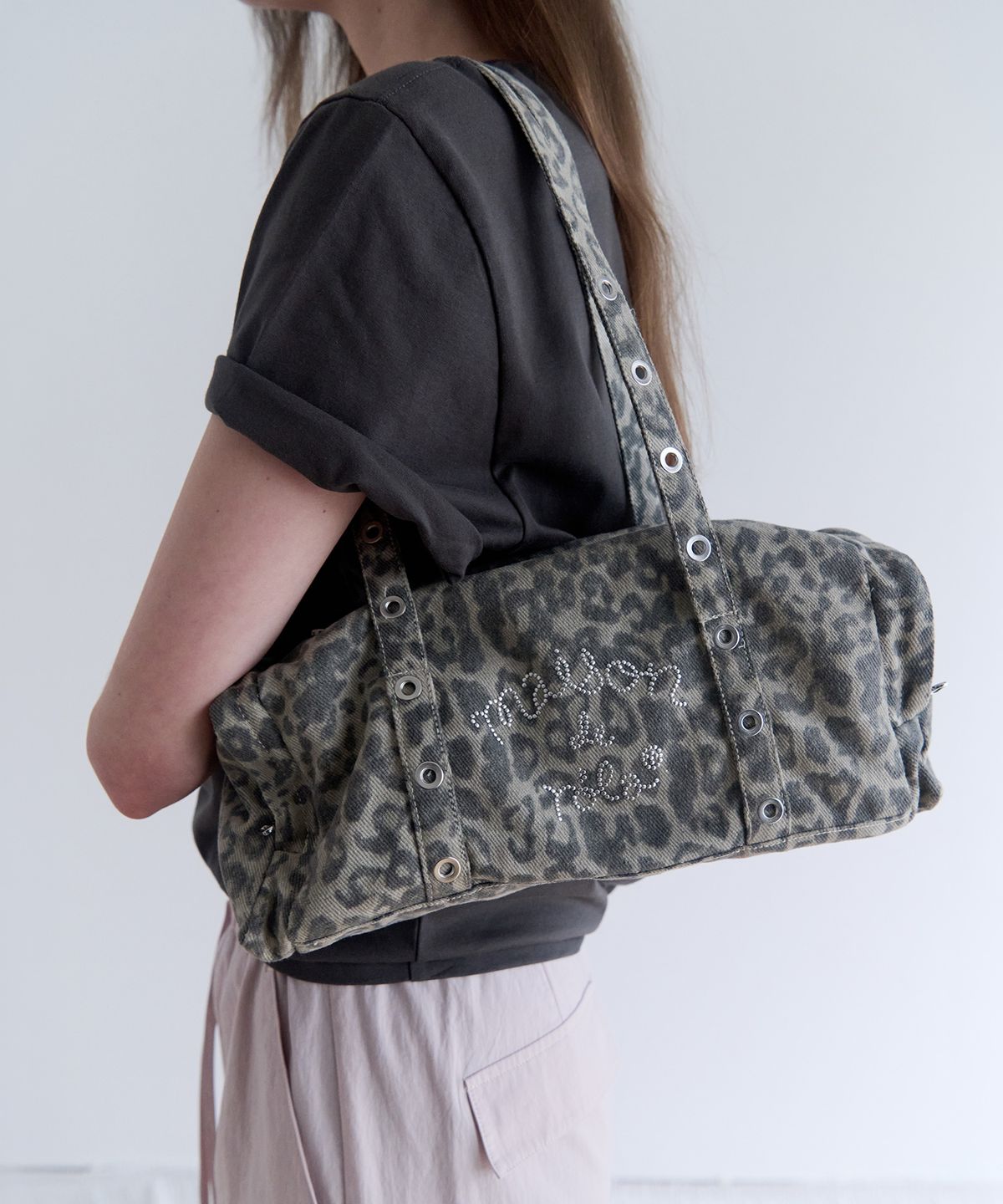 로라로라(ROLAROLA) MAISON DE ROLA STUD LEOPARD DUFFLE BAG BEIGE