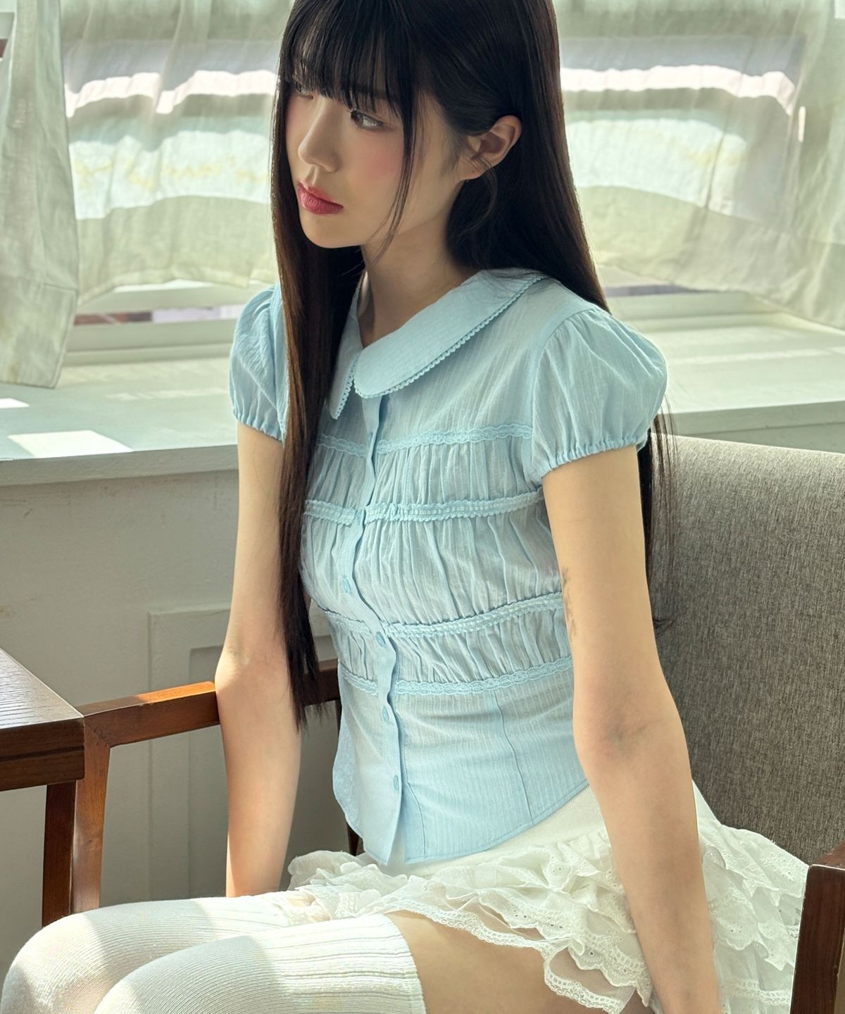 리메크(LIEMÉQUE) 라운드 카라 퍼프 셔링 블라우스 블루