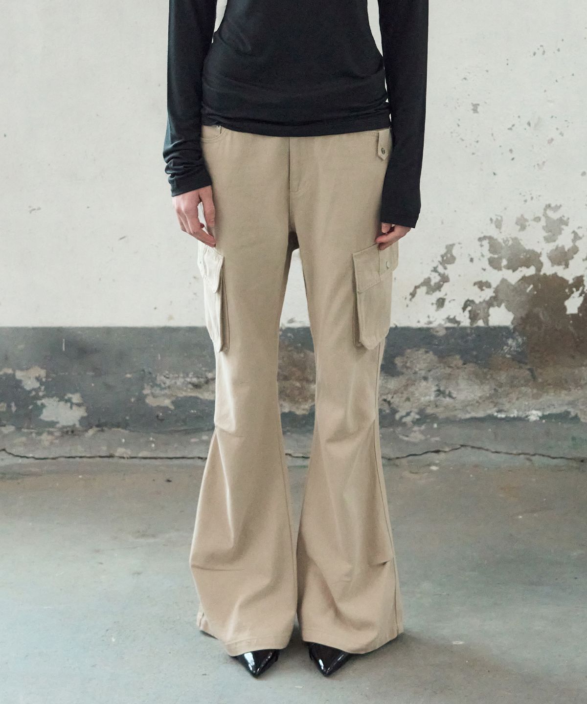 레더리(LEATHERY) 스터드 코튼 카고 부츠컷 팬츠 [BEIGE]