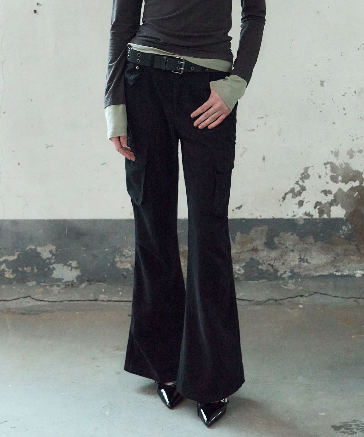 레더리(LEATHERY) 스터드 코튼 카고 부츠컷 팬츠 [BLACK]