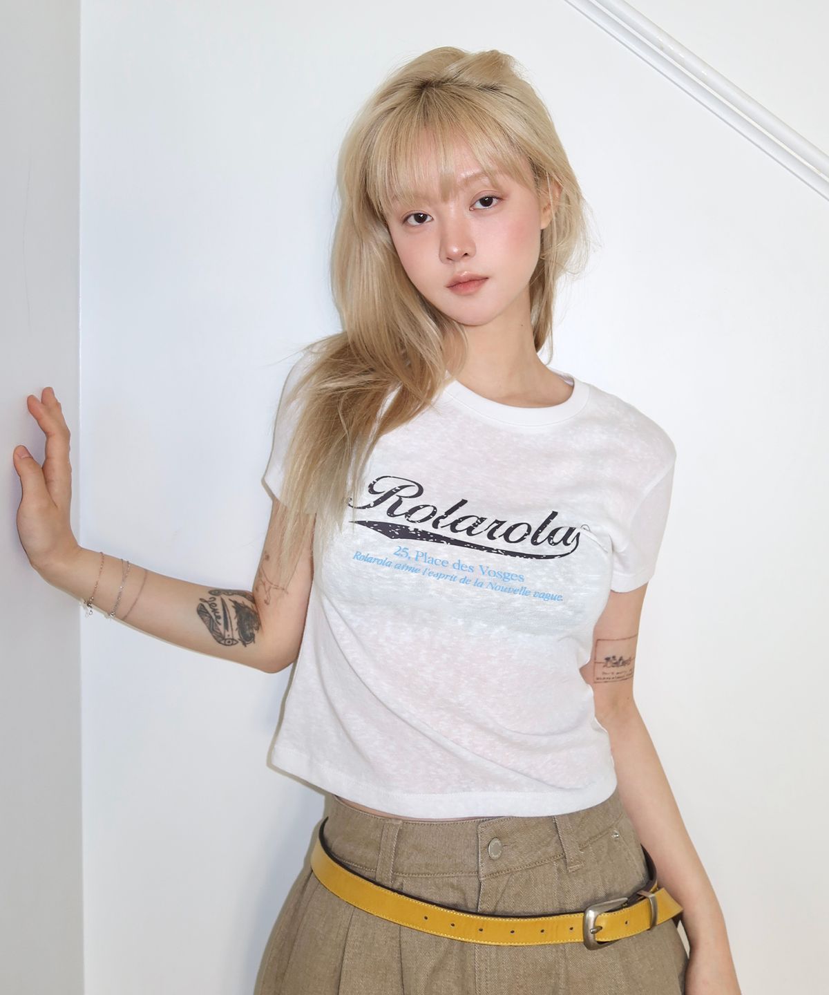 로라로라(ROLAROLA) [로라로라X구효민]VINTAGE CRACK LOGO MINI T-SHIRT WHITE